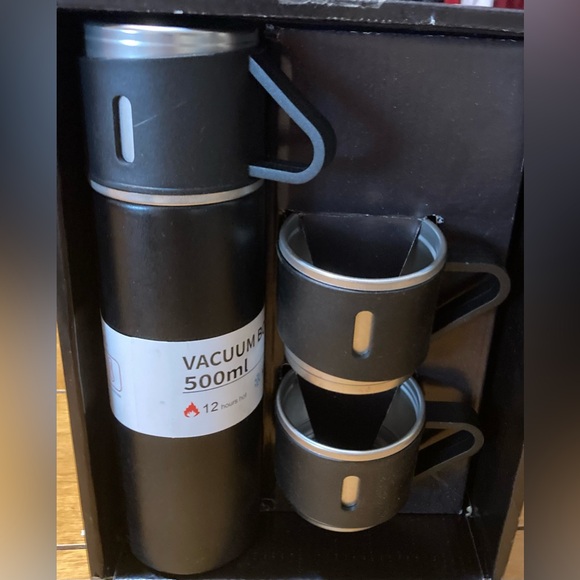 NWT Black Vacuum Bottle For Hot -Cold Drinks Up To 12 Hours With Added Cups - Picture 1 of 7